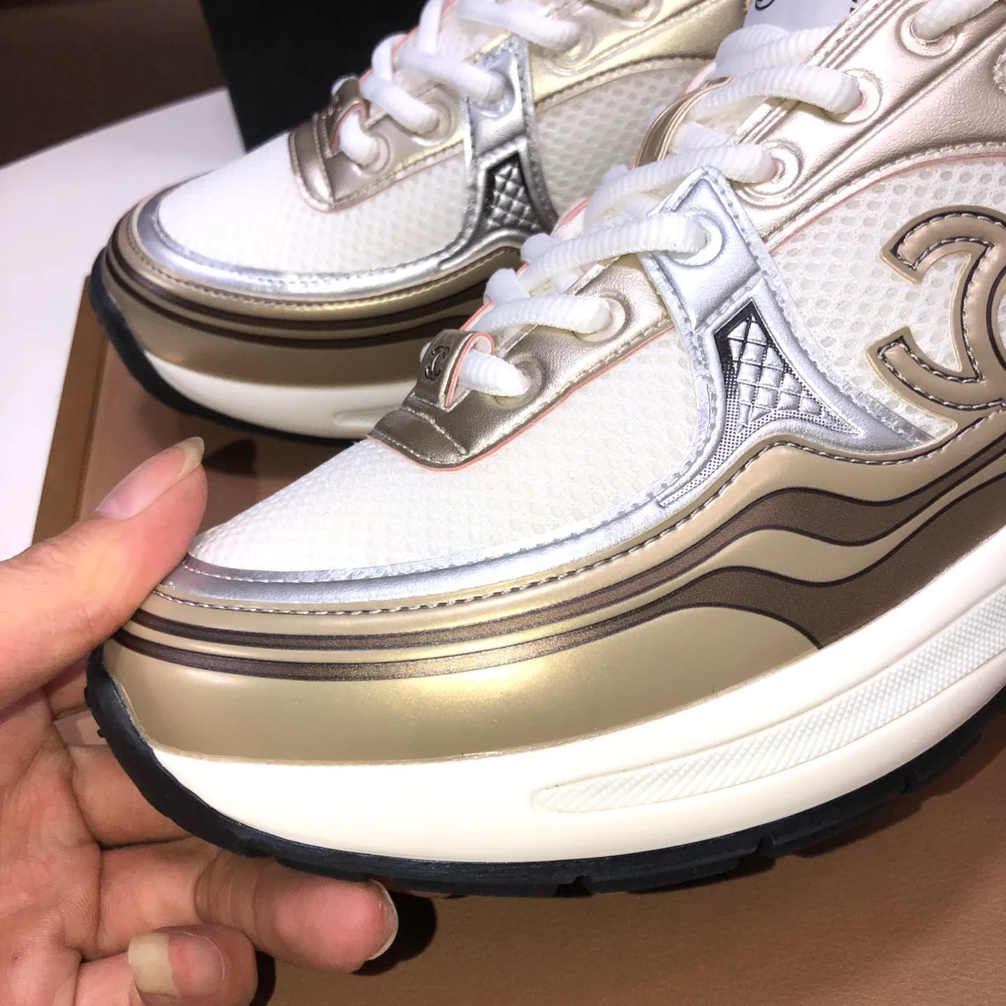 Men's shoes💰600💰【CHANEL】(Chanel couple's model)👩‍❤️‍💋‍👨The latest all-season shoes🔥🔥The ultimate derivative model. Not only are you more fashionable on your feet, but wearing flat shoes can also lengthen your overall body shape ~ "Features" The simple upper is paired with conspicuous small fragrant cloth strips, which is fashionable and high-end. 💕💕Selected Chanel fabric for the upper, comfortable and soft fabric lining available in 5 colors 🐎Size: (women's 35-39, customized 40. Men's 38-44, customized 45)